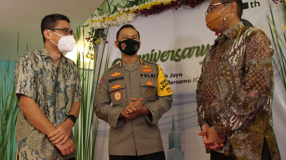 <p>Direktur Operasional ICM Krisdiarto Adipranoto bersama General Manager Komunikasi dan Promosi ICM Adjit Lauhatta sedang berbincang dengan Irwasda Polda Metro Jaya Kombes Pol Herukoco di sela-sela acara perayaan Hari Ulang Tahun ICM ke-15 di Jakarta , Rabu 31 Maret 2021. Foto : Panji Asmoro/TrenAsia</p>
