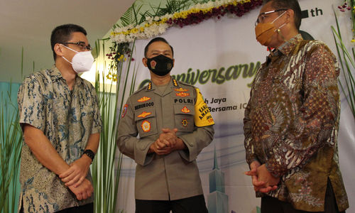 <p>Direktur Operasional ICM Krisdiarto Adipranoto bersama General Manager Komunikasi dan Promosi ICM Adjit Lauhatta sedang berbincang dengan Irwasda Polda Metro Jaya Kombes Pol Herukoco di sela-sela acara perayaan Hari Ulang Tahun ICM ke-15 di Jakarta , Rabu 31 Maret 2021. Foto : Panji Asmoro/TrenAsia</p>
