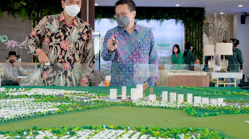 <p>Marketing Director Agung Podomoro Group Agung Wirajaya (kiri) berbincang dengan Assistant Vice President Marketing Kota Podomoro Tenjo Zaldy Wihardja (kanan) di dekat maket project pada peresmian galeri marketing dan cluster premium terbaru Kota Podomoro Tenjo di kawasan Tenjo, Jawa Barat l, Sabtu, 27 Maret 2021. Foto: Ismail Pohan/TrenAsia</p>
