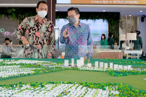 <p>Marketing Director Agung Podomoro Group Agung Wirajaya (kiri) berbincang dengan Assistant Vice President Marketing Kota Podomoro Tenjo Zaldy Wihardja (kanan) di dekat maket project pada peresmian galeri marketing dan cluster premium terbaru Kota Podomoro Tenjo di kawasan Tenjo, Jawa Barat l, Sabtu, 27 Maret 2021. Foto: Ismail Pohan/TrenAsia</p>
