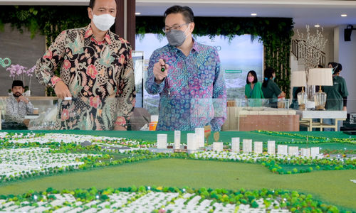 <p>Marketing Director Agung Podomoro Group Agung Wirajaya (kiri) berbincang dengan Assistant Vice President Marketing Kota Podomoro Tenjo Zaldy Wihardja (kanan) di dekat maket project pada peresmian galeri marketing dan cluster premium terbaru Kota Podomoro Tenjo di kawasan Tenjo, Jawa Barat l, Sabtu, 27 Maret 2021. Foto: Ismail Pohan/TrenAsia</p>
