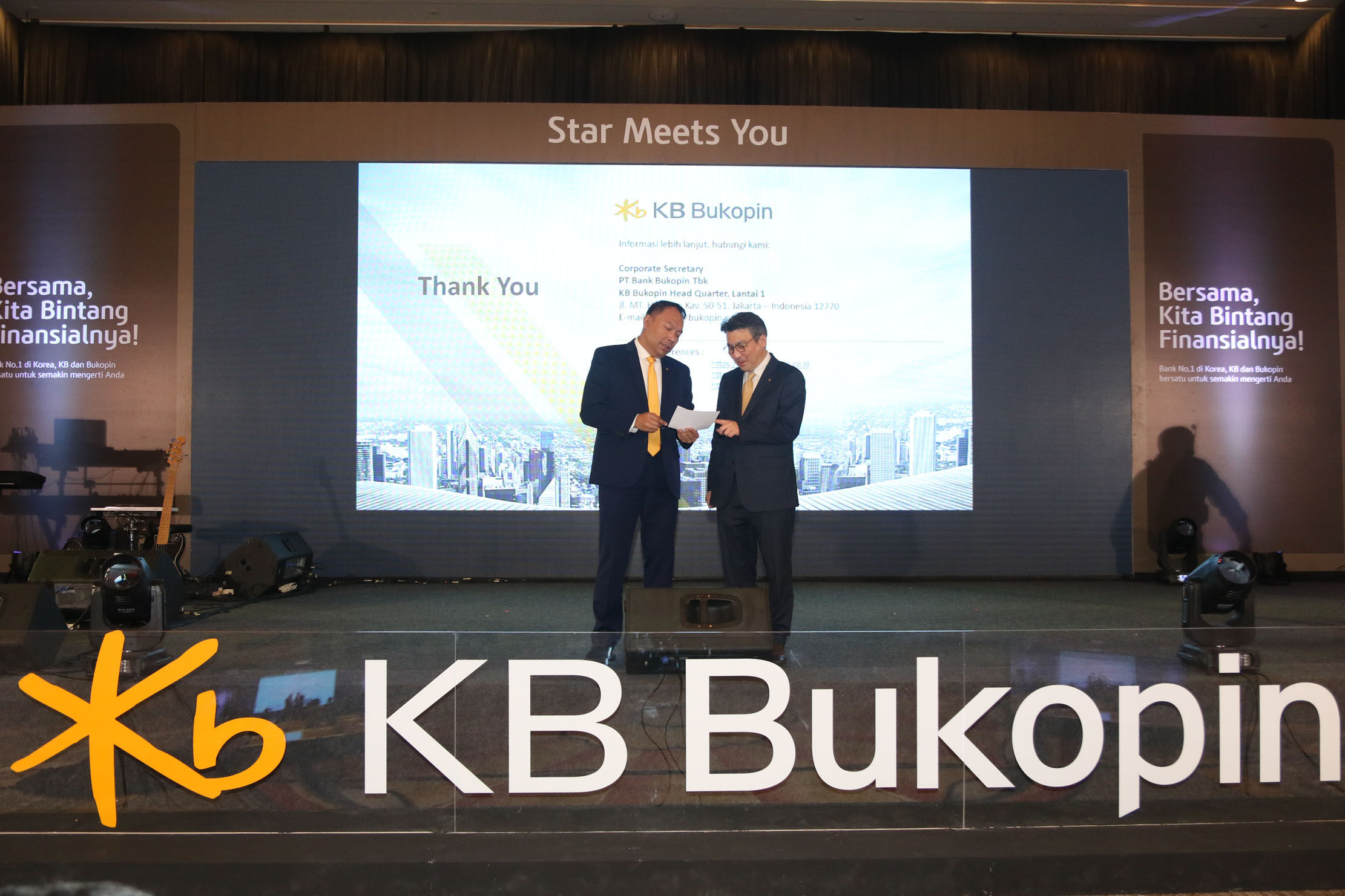 <p>President Director PT Bank KB Bukopin Tbk. Rivan A. Purwantono berbincang dengan Chief Strategic Officer Ji Kyu Jang saat peluncuran logo dan nama baru Bank KB Bukopin,Rabu 10 Maret 2021. Foto : Panji Asmoro/TrenAsia</p>
