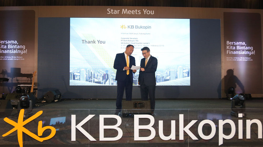 <p>President Director PT Bank KB Bukopin Tbk. Rivan A. Purwantono berbincang dengan Chief Strategic Officer Ji Kyu Jang saat peluncuran logo dan nama baru Bank KB Bukopin,Rabu 10 Maret 2021. Foto : Panji Asmoro/TrenAsia</p>
