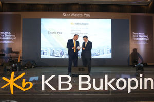 <p>President Director PT Bank KB Bukopin Tbk. Rivan A. Purwantono berbincang dengan Chief Strategic Officer Ji Kyu Jang saat peluncuran logo dan nama baru Bank KB Bukopin,Rabu 10 Maret 2021. Foto : Panji Asmoro/TrenAsia</p>
