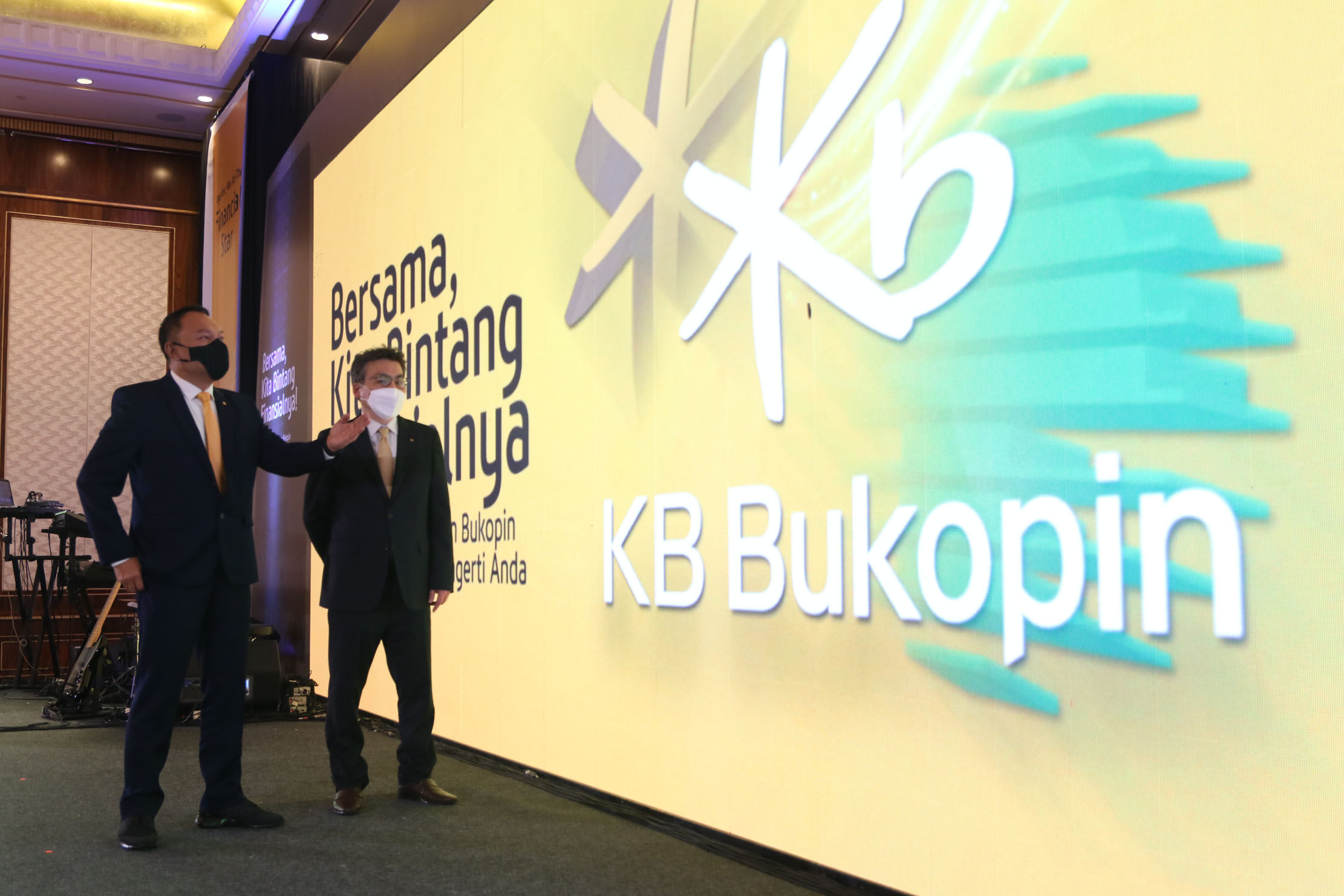 <p>President Director PT Bank KB Bukopin Tbk. Rivan A. Purwantono berbincang dengan Chief Strategic Officer Ji Kyu Jang saat peluncuran logo dan nama baru Bank KB Bukopin,Rabu 10 Maret 2021. Foto : Panji Asmoro/TrenAsia</p>
