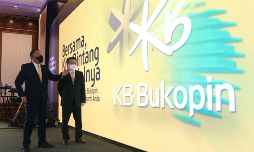 <p>President Director PT Bank KB Bukopin Tbk. Rivan A. Purwantono berbincang dengan Chief Strategic Officer Ji Kyu Jang saat peluncuran logo dan nama baru Bank KB Bukopin,Rabu 10 Maret 2021. Foto : Panji Asmoro/TrenAsia</p>
