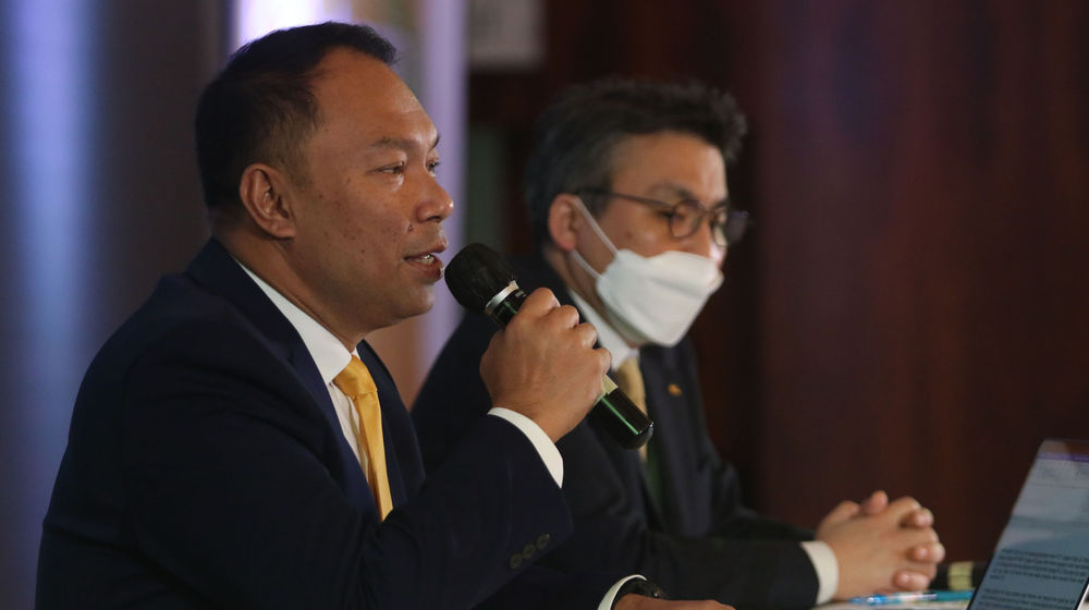 <p>President Director PT Bank KB Bukopin Tbk. Rivan A. Purwantono berbincang dengan Chief Strategic Officer Ji Kyu Jang saat peluncuran logo dan nama baru Bank KB Bukopin,Rabu 10 Maret 2021. Foto : Panji Asmoro/TrenAsia</p>
