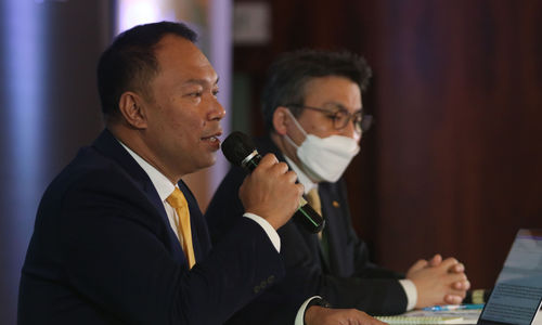 <p>President Director PT Bank KB Bukopin Tbk. Rivan A. Purwantono berbincang dengan Chief Strategic Officer Ji Kyu Jang saat peluncuran logo dan nama baru Bank KB Bukopin,Rabu 10 Maret 2021. Foto : Panji Asmoro/TrenAsia</p>