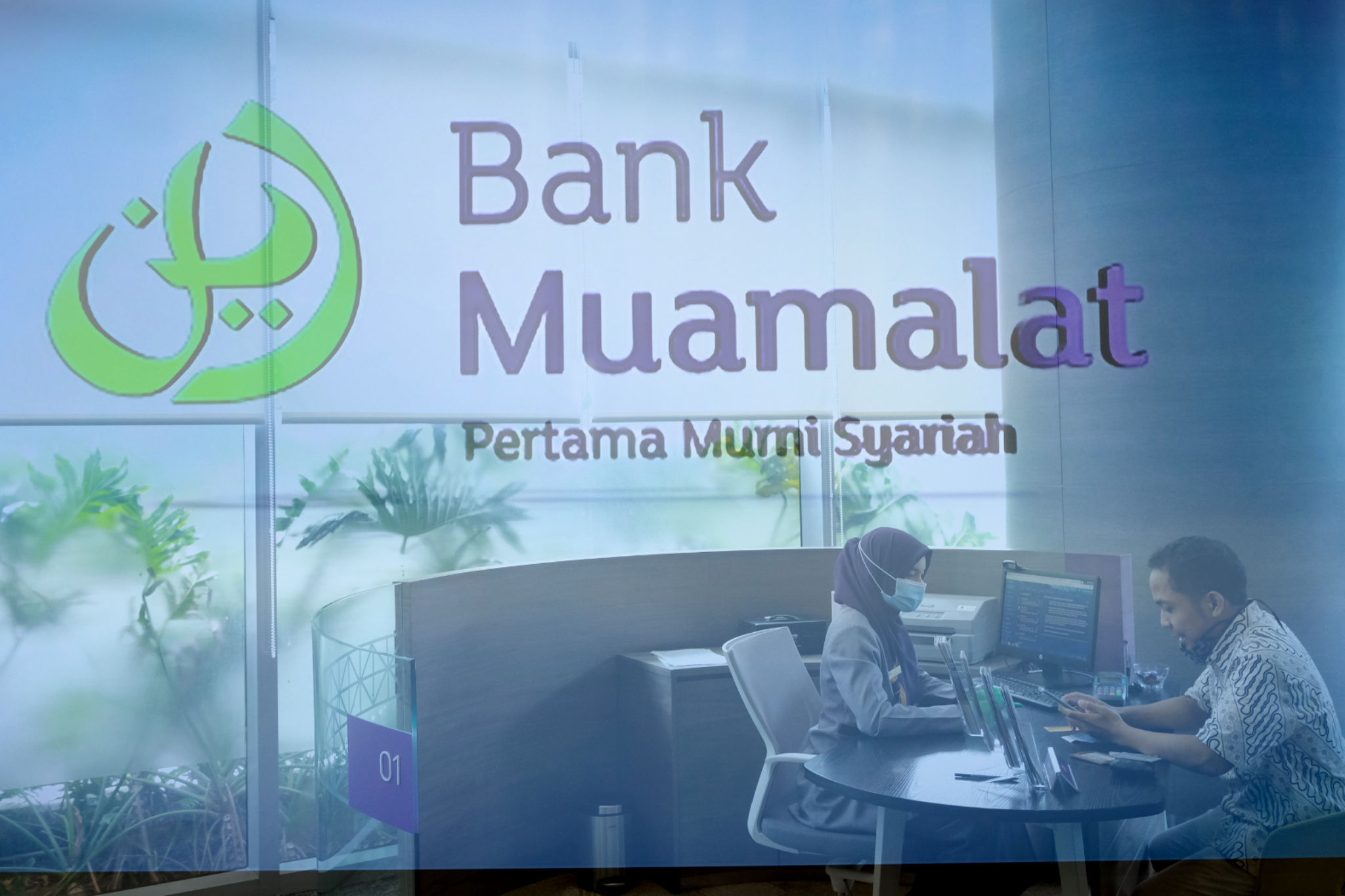 <p>Karyawan melayani nasabah di kantor pusat Bank Muamalat, Jakarta, Rabu, 3 Maret 2021. Foto: Ismail Pohan/TrenAsia</p>
