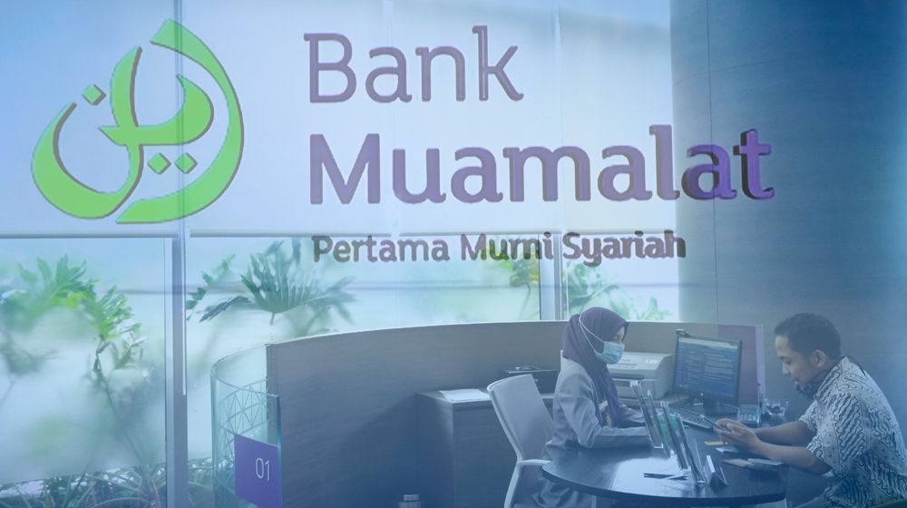 <p>Karyawan melayani nasabah di kantor pusat Bank Muamalat, Jakarta, Rabu, 3 Maret 2021. Foto: Ismail Pohan/TrenAsia</p>
