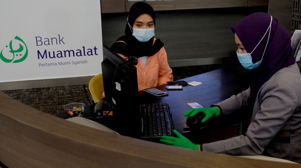 <p>Karyawan melayani nasabah di kantor pusat Bank Muamalat, Jakarta, Rabu, 3 Maret 2021. Foto: Ismail Pohan/TrenAsia</p>

