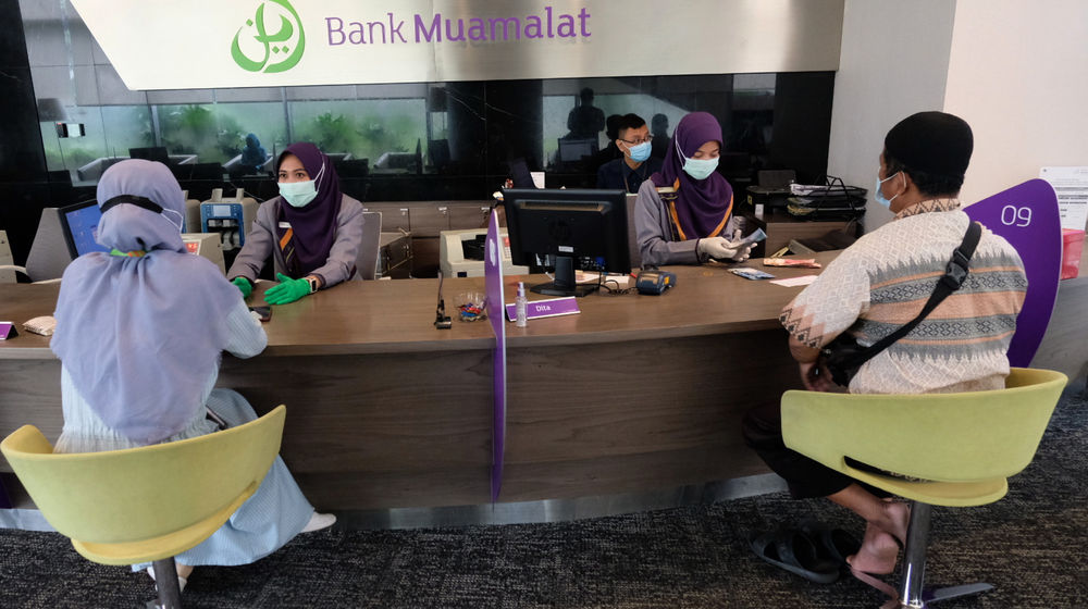 <p>Karyawan melayani nasabah di kantor pusat Bank Muamalat, Jakarta, Rabu, 3 Maret 2021. Foto: Ismail Pohan/TrenAsia</p>

