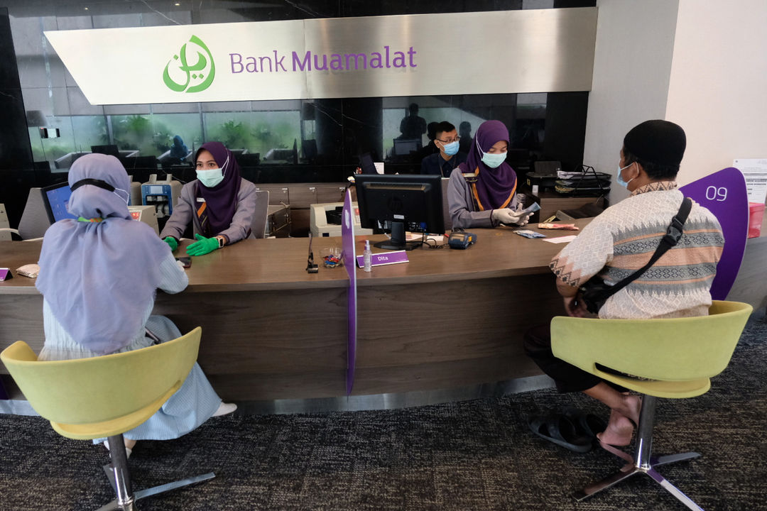 <p>Karyawan melayani nasabah di kantor pusat Bank Muamalat, Jakarta, Rabu, 3 Maret 2021. Foto: Ismail Pohan/TrenAsia</p>
