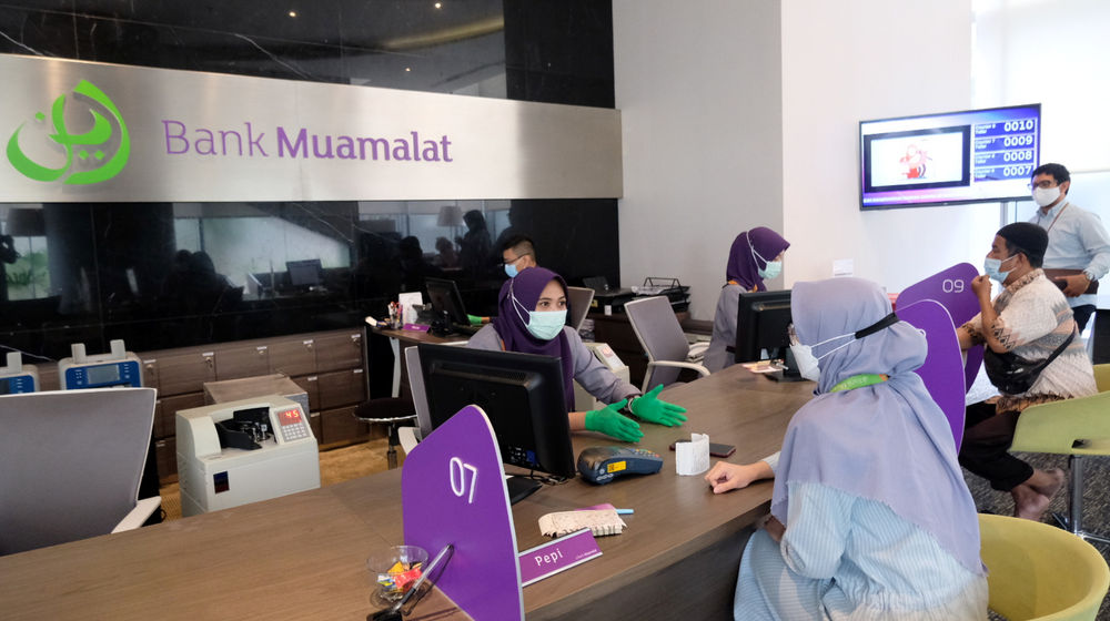 <p>Karyawan melayani nasabah di kantor pusat Bank Muamalat, Jakarta, Rabu, 3 Maret 2021. Foto: Ismail Pohan/TrenAsia</p>
