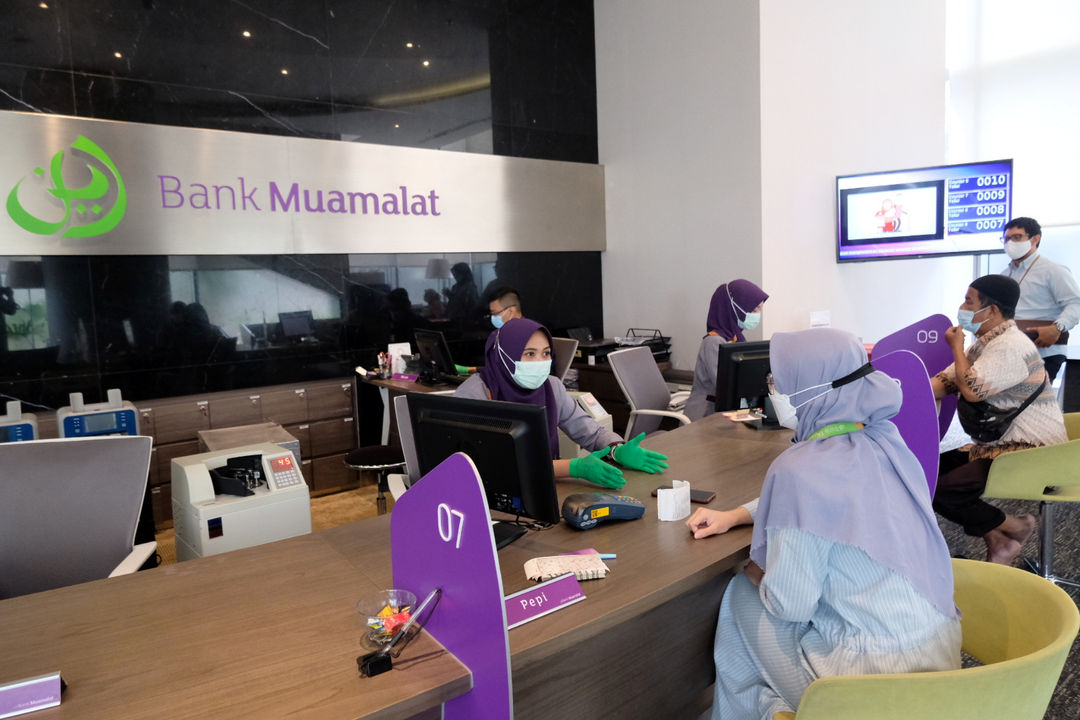 <p>Karyawan melayani nasabah di kantor pusat Bank Muamalat, Jakarta, Rabu, 3 Maret 2021. Foto: Ismail Pohan/TrenAsia</p>
