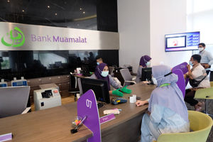 <p>Karyawan melayani nasabah di kantor pusat Bank Muamalat, Jakarta, Rabu, 3 Maret 2021. Foto: Ismail Pohan/TrenAsia</p>
