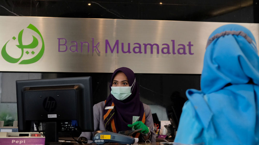 <p>Karyawan melayani nasabah di kantor pusat Bank Muamalat, Jakarta, Rabu, 3 Maret 2021. Foto: Ismail Pohan/TrenAsia</p>
