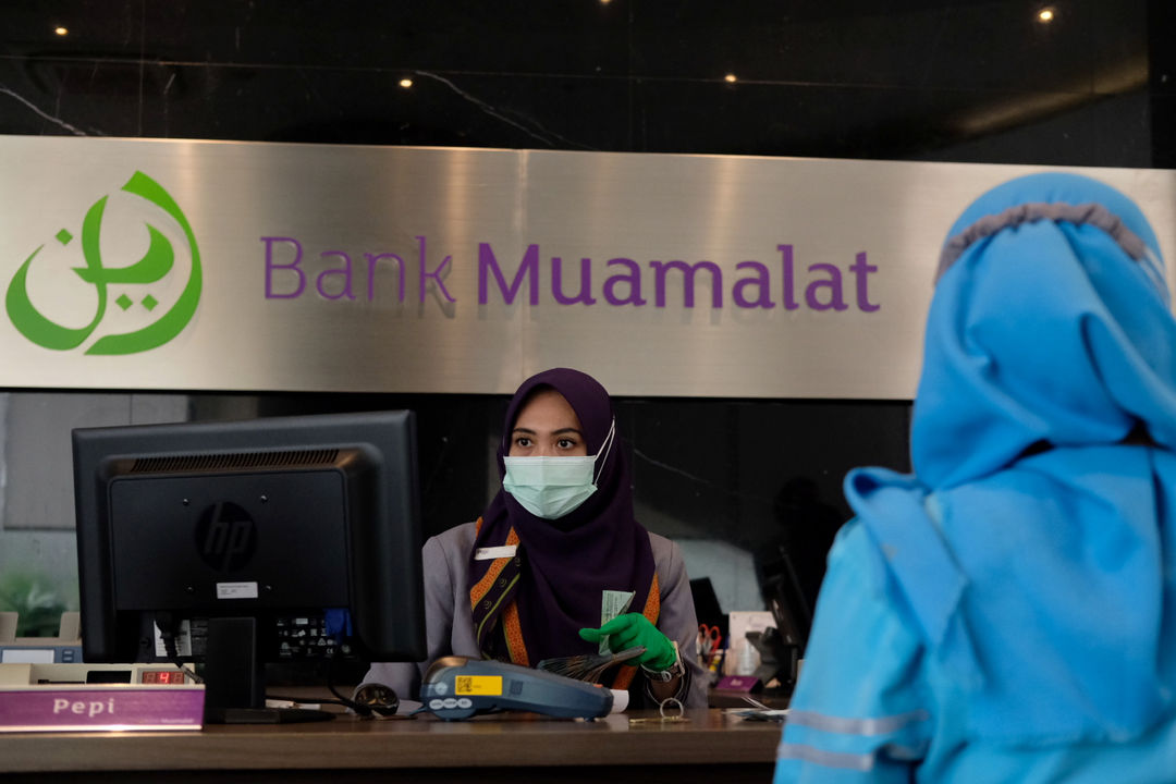 <p>Karyawan melayani nasabah di kantor pusat Bank Muamalat, Jakarta, Rabu, 3 Maret 2021. Foto: Ismail Pohan/TrenAsia</p>
