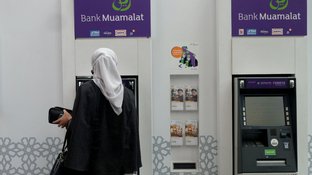 <p>Nasabah melakukan transaksi melalui mesin ATM di kantor pusat Bank Muamalat, Jakarta, Rabu, 3 Maret 2021. Foto: Ismail Pohan/TrenAsia</p>
