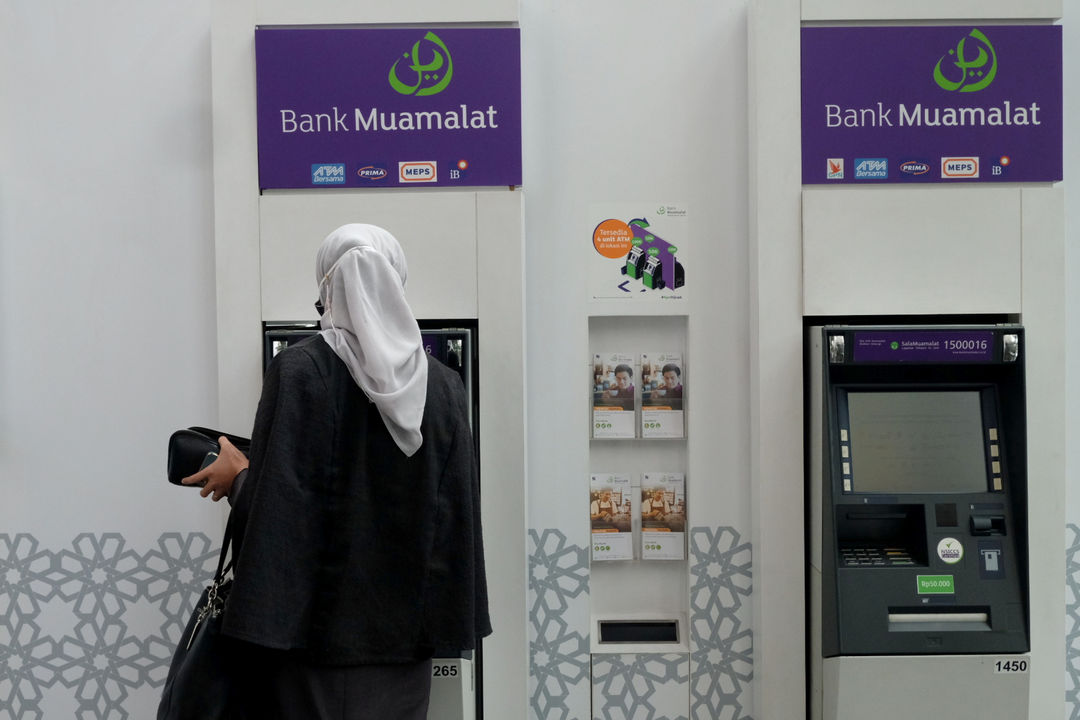 <p>Nasabah melakukan transaksi melalui mesin ATM di kantor pusat Bank Muamalat, Jakarta, Rabu, 3 Maret 2021. Foto: Ismail Pohan/TrenAsia</p>
