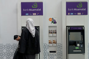 <p>Nasabah melakukan transaksi melalui mesin ATM di kantor pusat Bank Muamalat, Jakarta, Rabu, 3 Maret 2021. Foto: Ismail Pohan/TrenAsia</p>