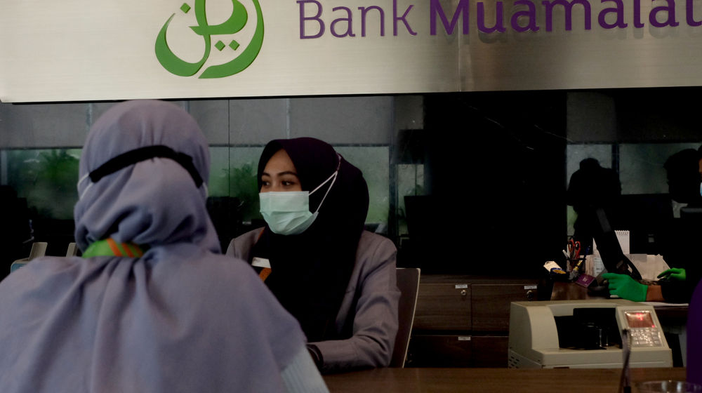 <p>Karyawan melayani nasabah di kantor pusat Bank Muamalat, Jakarta, Rabu, 3 Maret 2021. Foto: Ismail Pohan/TrenAsia</p>
