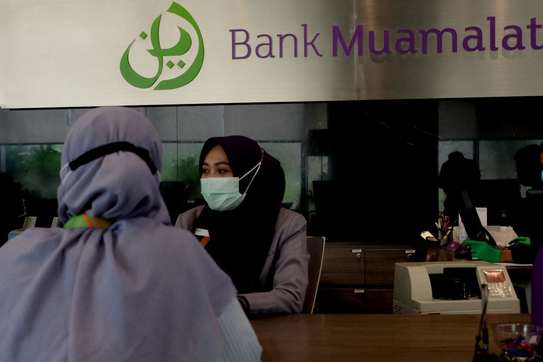 <p>Karyawan melayani nasabah di kantor pusat Bank Muamalat, Jakarta, Rabu, 3 Maret 2021. Foto: Ismail Pohan/TrenAsia</p>
