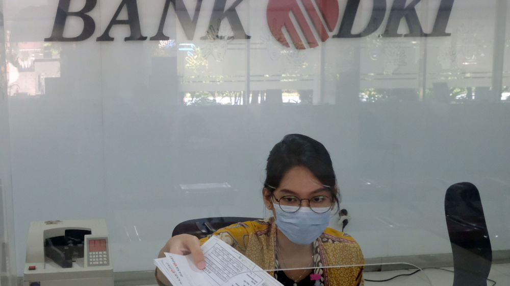 <p>Karyawan beraktivitas di salah satu Kantor Cabang Bank DKI, Jakarta, Jum’at, 26 Maret 2021. Foto: Ismail Pohan/TrenAsia</p>
