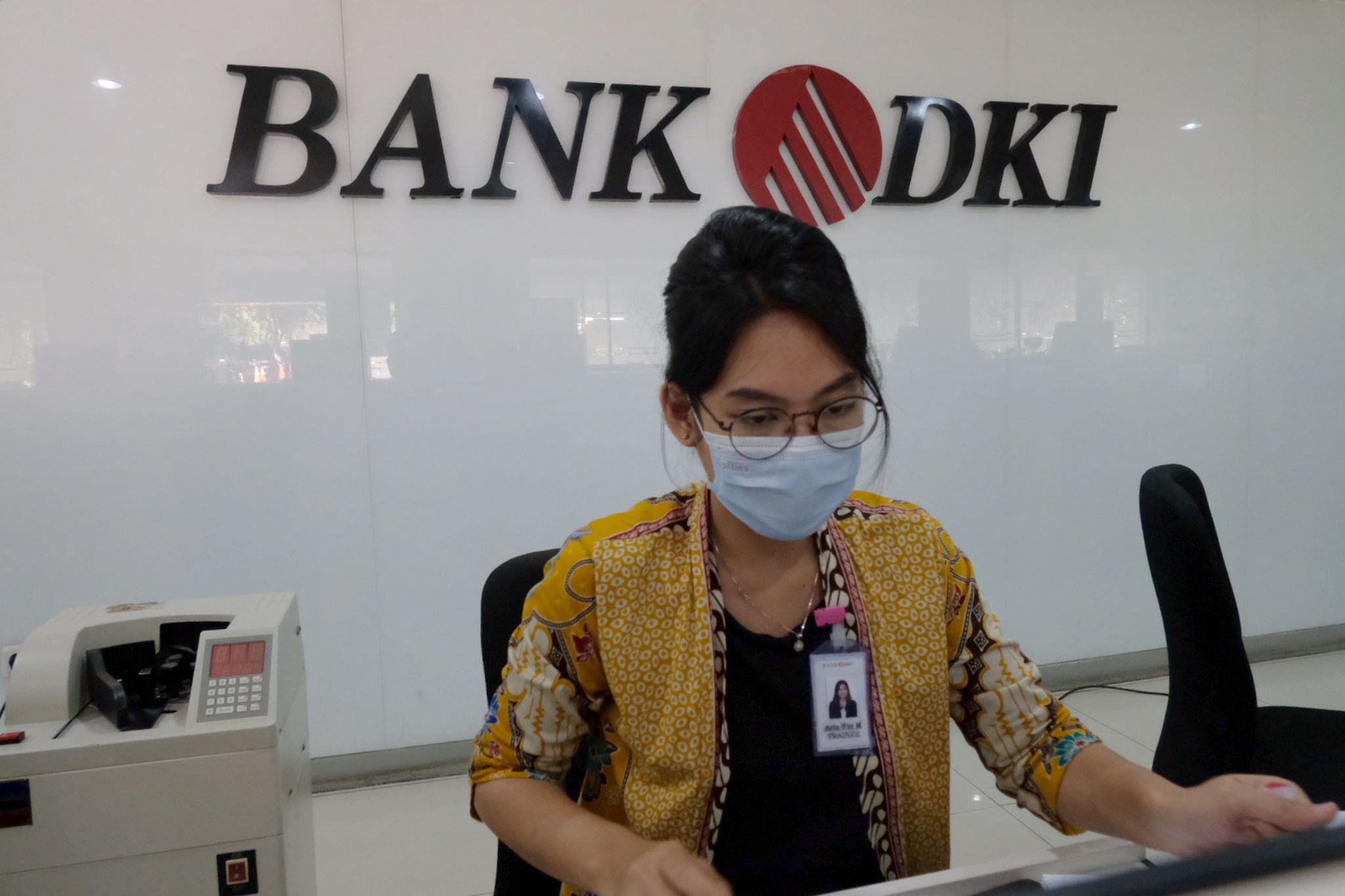 <p>Karyawan beraktivitas di salah satu Kantor Cabang Bank DKI, Jakarta, Jum&#8217;at, 26 Maret 2021. Foto: Ismail Pohan/TrenAsia</p>
