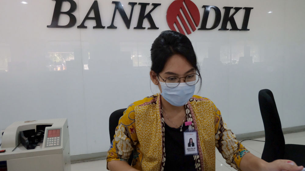 <p>Karyawan beraktivitas di salah satu Kantor Cabang Bank DKI, Jakarta, Jum’at, 26 Maret 2021. Foto: Ismail Pohan/TrenAsia</p>
