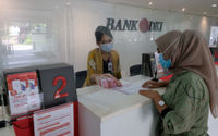 <p>Karyawan melayani nasabah di salah satu Kantor Cabang Bank DKI, Jakarta, Jum&#8217;at, 26 Maret 2021. Foto: Ismail Pohan/TrenAsia</p>
