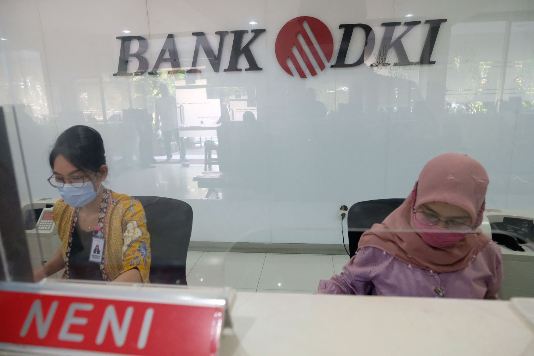 <p>Karyawan beraktivitas di salah satu Kantor Cabang Bank DKI, Jakarta, Jum&#8217;at, 26 Maret 2021. Foto: Ismail Pohan/TrenAsia</p>
