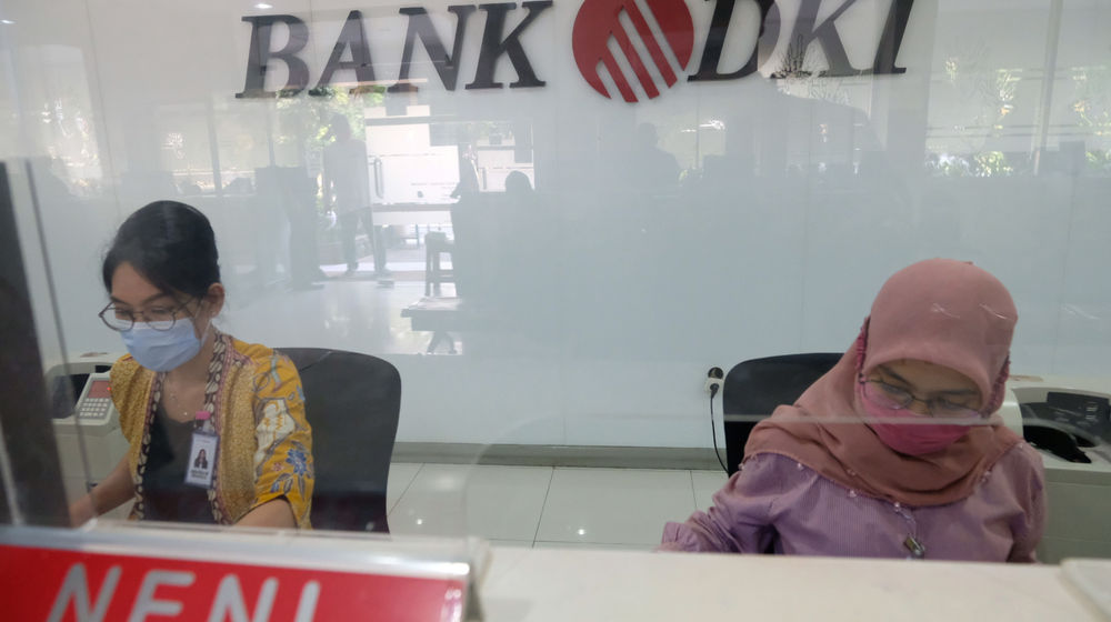<p>Karyawan beraktivitas di salah satu Kantor Cabang Bank DKI, Jakarta, Jum’at, 26 Maret 2021. Foto: Ismail Pohan/TrenAsia</p>
