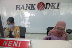 <p>Karyawan beraktivitas di salah satu Kantor Cabang Bank DKI, Jakarta, Jum’at, 26 Maret 2021. Foto: Ismail Pohan/TrenAsia</p>
