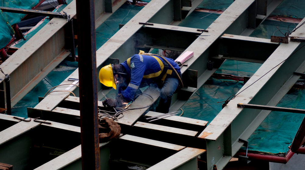 <p>Pekerja beraktivitas di salah satu proyek pembangunan di Jakarta, Rabu, 10 Maret 2021. Foto: Ismail Pohan/TrenAsia</p>