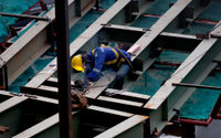 <p>Pekerja beraktivitas di salah satu proyek pembangunan di Jakarta, Rabu, 10 Maret 2021. Foto: Ismail Pohan/TrenAsia</p>
