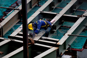 <p>Pekerja beraktivitas di salah satu proyek pembangunan di Jakarta, Rabu, 10 Maret 2021. Foto: Ismail Pohan/TrenAsia</p>
