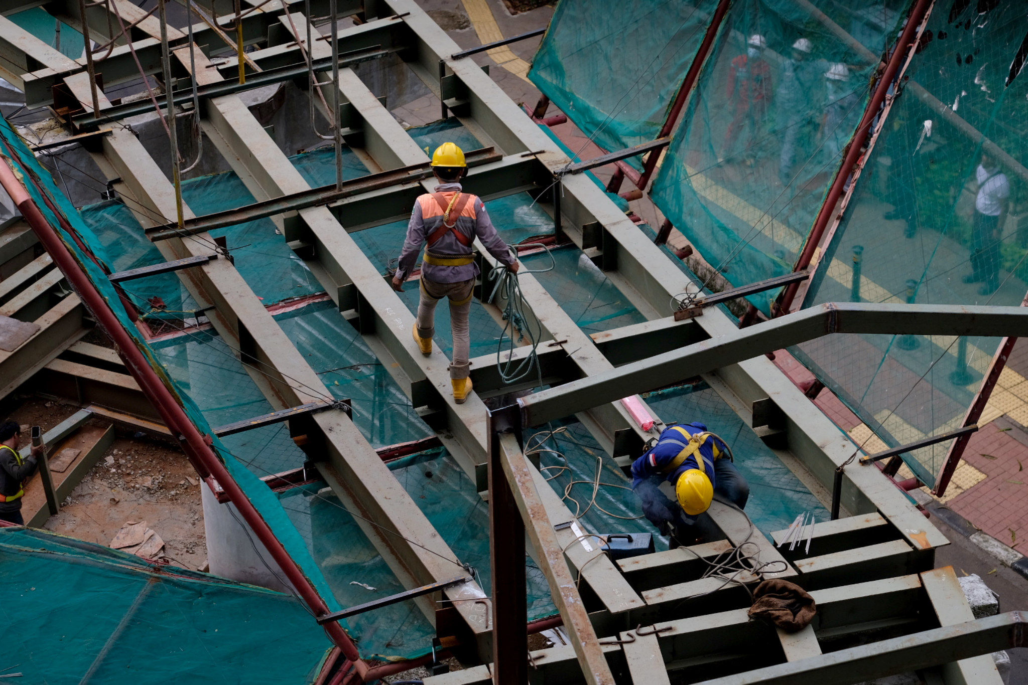 Pekerja beraktivitas di salah satu proyek pembangunan di Jakarta, Rabu, 10 Maret 2021. 