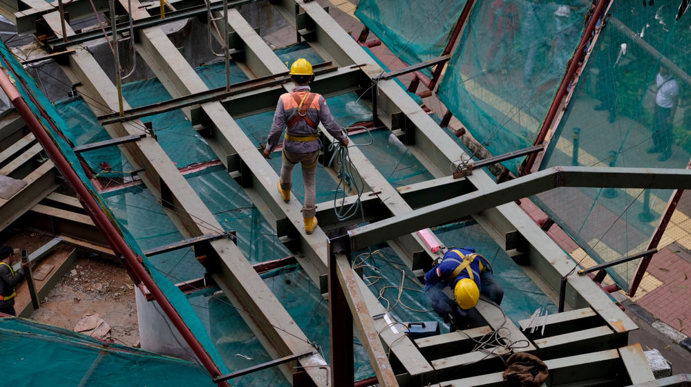 Pekerja beraktivitas di salah satu proyek pembangunan di Jakarta, Rabu, 10 Maret 2021. 