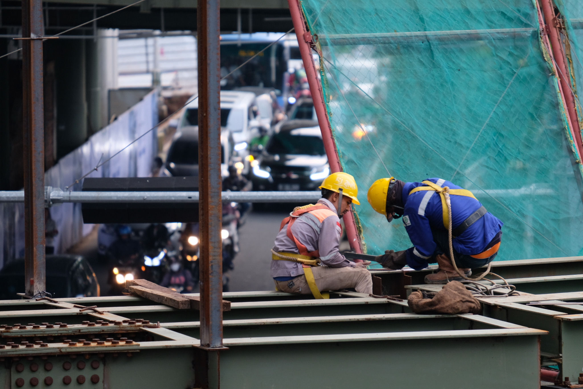 <p>Pekerja beraktivitas di salah satu proyek pembangunan di Jakarta, Rabu, 10 Maret 2021. Foto: Ismail Pohan/TrenAsia</p>
