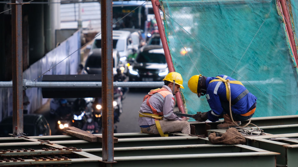 <p>Pekerja beraktivitas di salah satu proyek pembangunan di Jakarta, Rabu, 10 Maret 2021. Foto: Ismail Pohan/TrenAsia</p>
