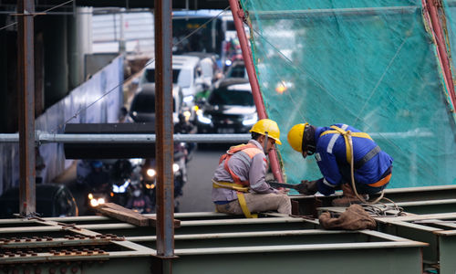 <p>Pekerja beraktivitas di salah satu proyek pembangunan di Jakarta, Rabu, 10 Maret 2021. Foto: Ismail Pohan/TrenAsia</p>
