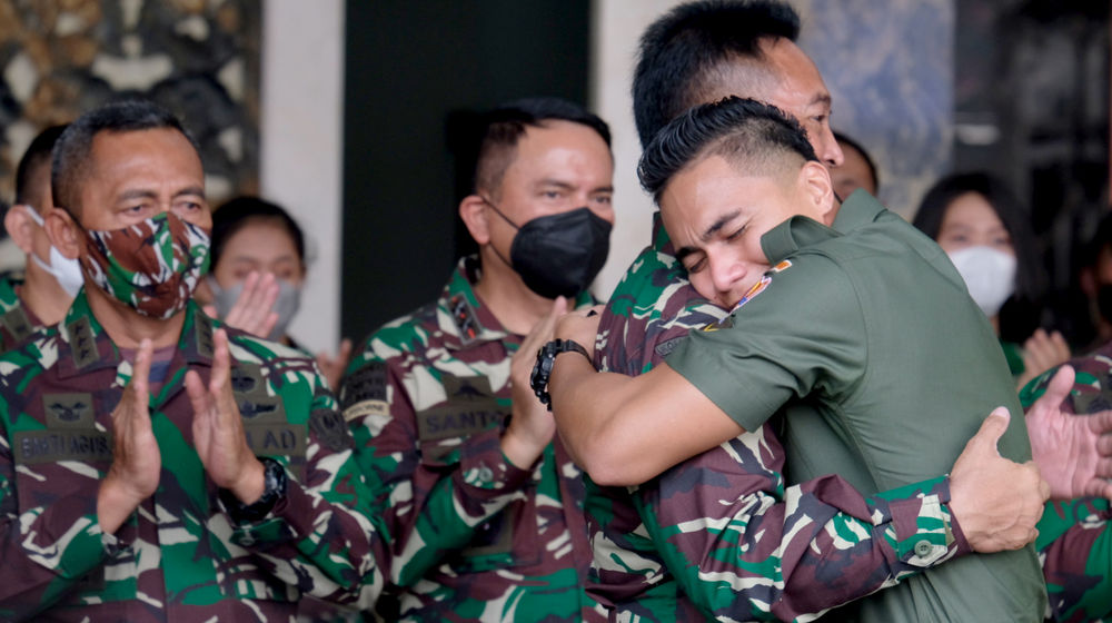 <p>Serda Aprilio Perkasa Manganang (kanan) memeluk Kepala Staf Angkatan Darat (KSAD) Jenderal TNI Andika Perkasa usai sidang putusan pergantian identitas secara virtual di Markas Besar TNI Angkatan Darat, di Jalan Veteran, Jakarta, Jum’at, 19 Maret 2021. Foto: Ismail Pohan/TrenAsia</p>