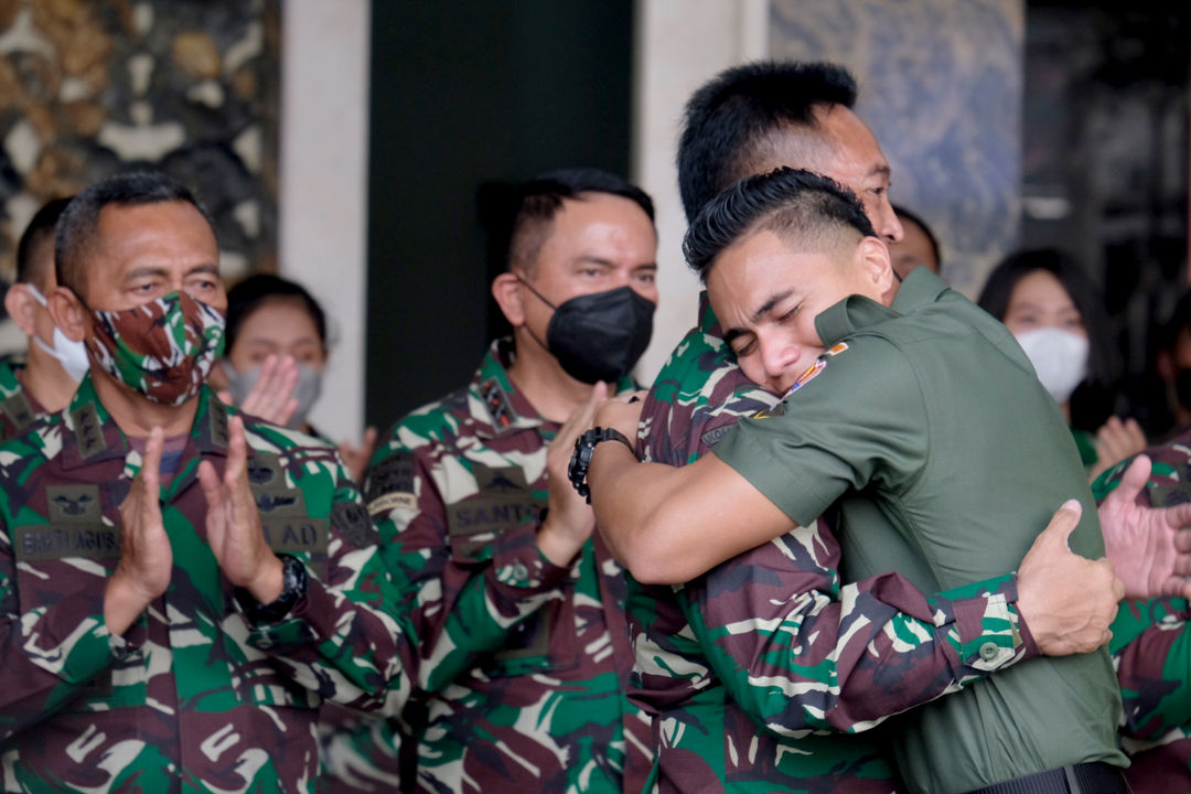 <p>Serda Aprilio Perkasa Manganang (kanan) memeluk Kepala Staf Angkatan Darat (KSAD) Jenderal TNI Andika Perkasa usai sidang putusan pergantian identitas secara virtual di Markas Besar TNI Angkatan Darat, di Jalan Veteran, Jakarta, Jum&#8217;at, 19 Maret 2021. Foto: Ismail Pohan/TrenAsia</p>
