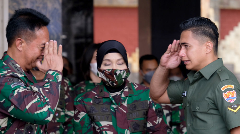 <p>Serda Aprilio Perkasa Manganang (kanan) memberi hormat kepada Kepala Staf Angkatan Darat (KSAD) Jenderal TNI Andika Perkasa (kiri) usai sidang putusan pergantian identitas secara virtual di Markas Besar TNI Angkatan Darat, di Jalan Veteran, Jakarta, Jum’at, 19 Maret 2021. Foto: Ismail Pohan/TrenAsia</p>
