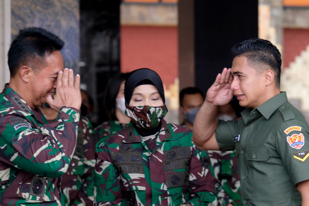 <p>Serda Aprilio Perkasa Manganang (kanan) memberi hormat kepada Kepala Staf Angkatan Darat (KSAD) Jenderal TNI Andika Perkasa (kiri) usai sidang putusan pergantian identitas secara virtual di Markas Besar TNI Angkatan Darat, di Jalan Veteran, Jakarta, Jum&#8217;at, 19 Maret 2021. Foto: Ismail Pohan/TrenAsia</p>
