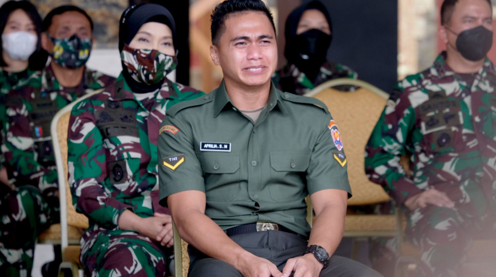 <p>Serda Aprilio Perkasa Manganang tampak terharu usai sidang putusan pergantian identitas secara virtual di Markas Besar TNI Angkatan Darat, di Jalan Veteran, Jakarta, Jum’at, 19 Maret 2021. Foto: Ismail Pohan/TrenAsia</p>

