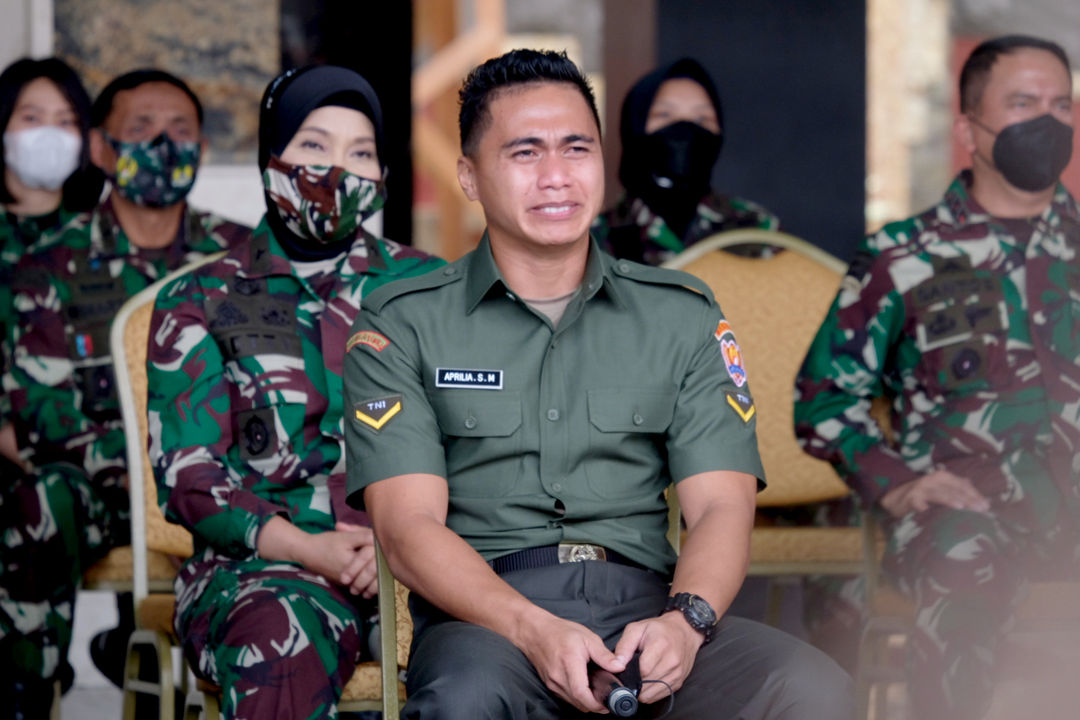 <p>Serda Aprilio Perkasa Manganang tampak terharu usai sidang putusan pergantian identitas secara virtual di Markas Besar TNI Angkatan Darat, di Jalan Veteran, Jakarta, Jum&#8217;at, 19 Maret 2021. Foto: Ismail Pohan/TrenAsia</p>
