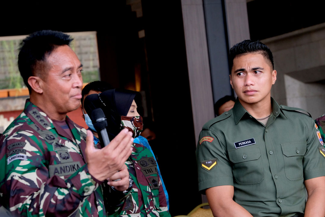 <p>Serda Aprilio Perkasa Manganang (kanan) dan Kepala Staf Angkatan Darat (KSAD) Jenderal TNI Andika Perkasa (kiri) usai sidang putusan pergantian identitas secara virtual di Markas Besar TNI Angkatan Darat, di Jalan Veteran, Jakarta, Jum&#8217;at, 19 Maret 2021. Foto: Ismail Pohan/TrenAsia</p>
