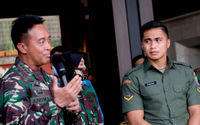 <p>Serda Aprilio Perkasa Manganang (kanan) dan Kepala Staf Angkatan Darat (KSAD) Jenderal TNI Andika Perkasa (kiri) usai sidang putusan pergantian identitas secara virtual di Markas Besar TNI Angkatan Darat, di Jalan Veteran, Jakarta, Jum&#8217;at, 19 Maret 2021. Foto: Ismail Pohan/TrenAsia</p>
